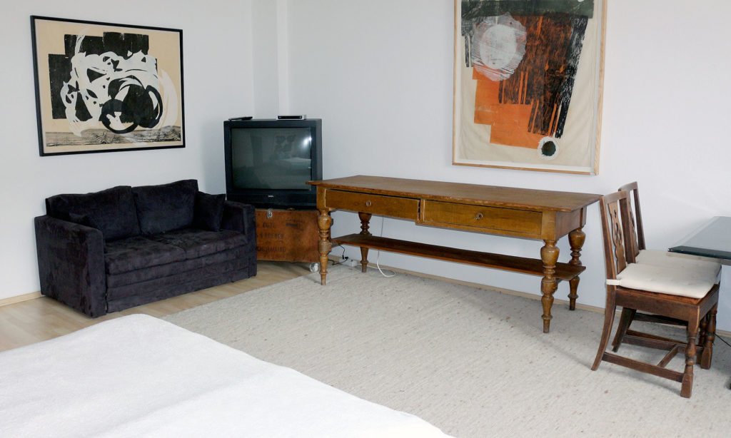 Couch, TV, Tisch in der Suite #1 - Little 4